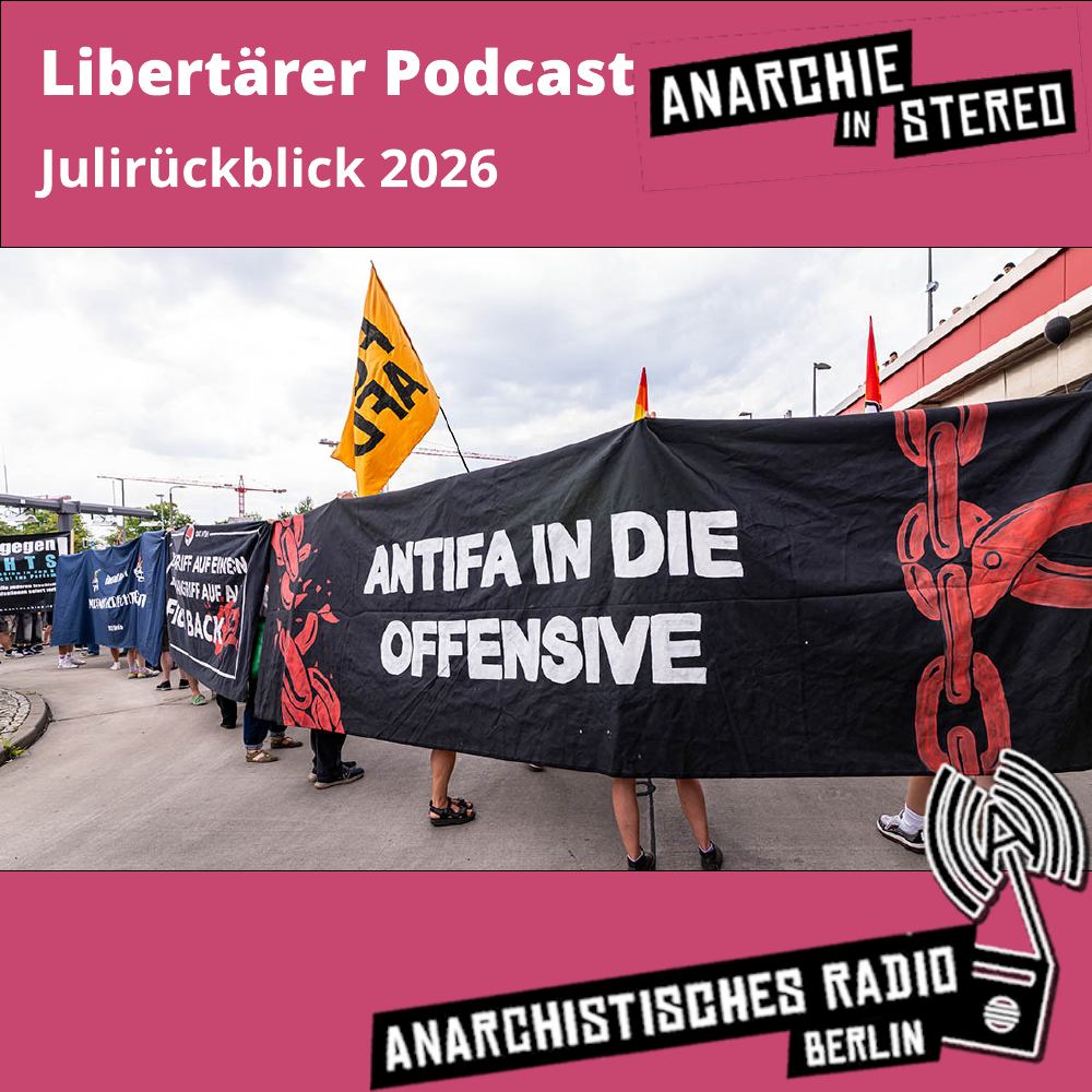 Rosa unterlegt: Libertärer Podcast Julirückblick 2026. Anarchie in Stereo. Anarchistisches Radio Berlin. In der Mitte ein Foto mit verschiedenen Bannern, eines davon mit der Aufschrift "Antifa in die Offensive".
